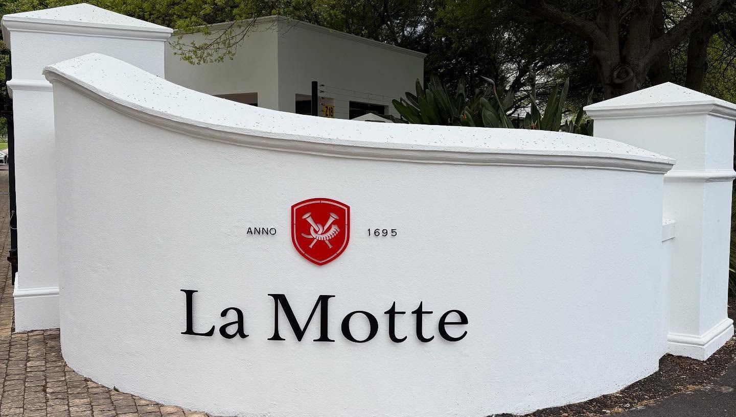 La Motte entrance wall with the estate crest, Anno 1695 and raised black lettering